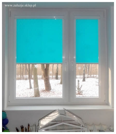 Niebieskie rolety na okno PCV